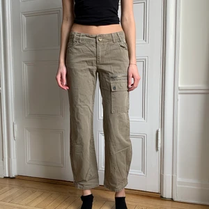 Byxor - Cargopants🙏🏻 Bra skick. 37 cm tvärs över midjan och innerben 72 cm