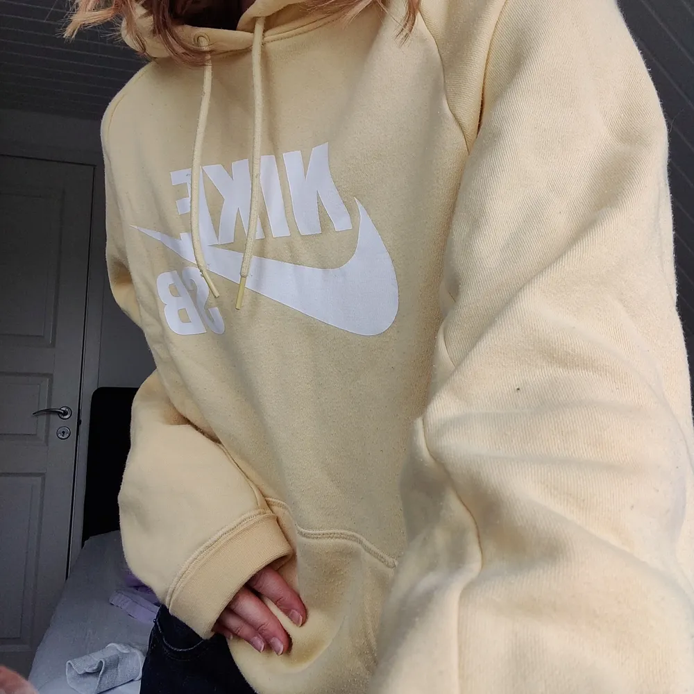 Så fin gul färg, hoodie i overzise s från Nike SB💛💛💛. Hoodies.