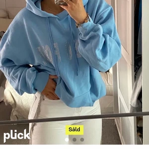 One of one hoodie - (Lånade bilder, förutom sista) säljer min one of one hoodie som jag köpte på Plick för cirka  3 månader sen! Fint skick och går inte att få tag på längre Står stl XL på tröjan men passar mig bra som vanligtvis bär S/M och gillar lite mer oversize
