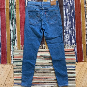Levi’s Super Skinny Jeans - Ett par fina blåa Levis jeans i storlek 30/32. Rätt så oanvända. För mått eller fler bilder var god kontakta mig! • Mile High Super Skinny Fit • Quality Clothing. Frakt sker via PostNord.