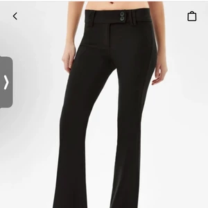 Bershka byxor  - Säljer dessa bershka byxor som jag råkade beställa i fel storlek. Jätte fina och är i ett stretchigt material❤️ dem är helt nya med lapparna på och de passar en 40-42