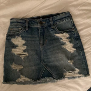 Jeanskjol med slitningar ifrån Hollister - Jeanskjol i bra skick :)