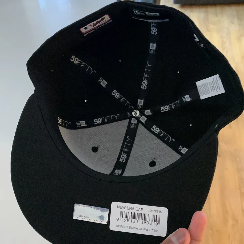 Helt ny oanvänd New era fitted cap strl 7 1/2 men passar även lite större. Accessoarer.