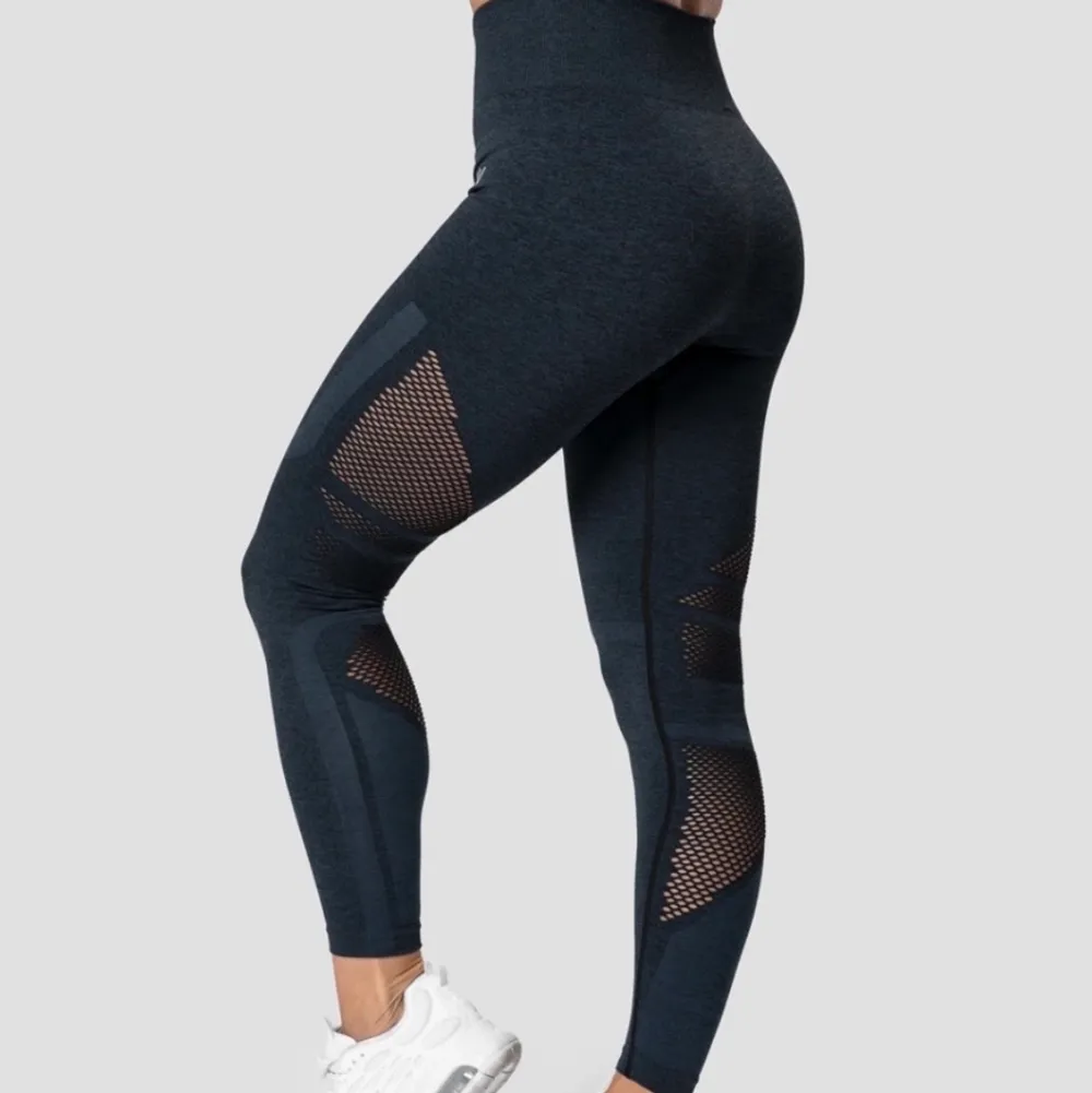 ”Queen mesh Tights DK Teal Melange” köpte från ICanIWill💙 Storlek S. Använt fåtal gånger så de är i fint skick 🧵. Jeans & Byxor.