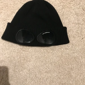 Cp company mössa - Säljer nu min mössa som är köpt i NK för 1100 och säljer den för 600