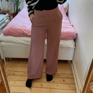 NAKD byxor - Sommarbyxor från NAKD! Väldigt fina men har en liten vit fläck på rumpan.