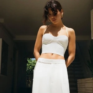 Ser från zara  - Linnebyxor & corset topp säljes tillsammans eller separat. Byxorna är i storlek M (jag är vanligtvis s och de passar bra på mig) toppen är storlek s (ganska så små kupor) 