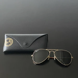 Ray Ban solglasögon - Polariserade Ray Ban solglasögon. Köpta på synsam för 2100 kr. Orginal glas medföljer.