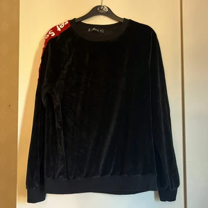 Tröja - Säljer pga den kommer inte till någon användning, strl M. Väldigt fin och skön material.