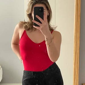 Röd body - Skitsnygg röd body/linne. Asnice passform! Använd 1 gång.