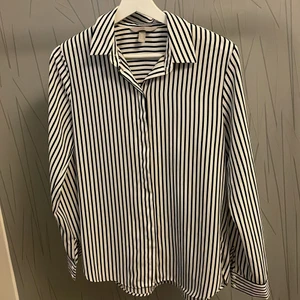 Randig skjorta från hm  - Randig skjorta från hm. Inköpt för nått år sen men knappt använd. 