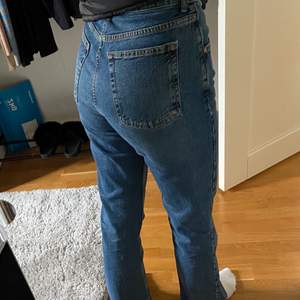 Utsvängda mörkblå jeans med hög midja och knappar som formar midjan och rumpan fint, säljer dock pga en aning stora på mig 💘💘
