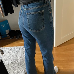 Boot Flare jeans  - Utsvängda mörkblå jeans med hög midja och knappar som formar midjan och rumpan fint, säljer dock pga en aning stora på mig 💘💘