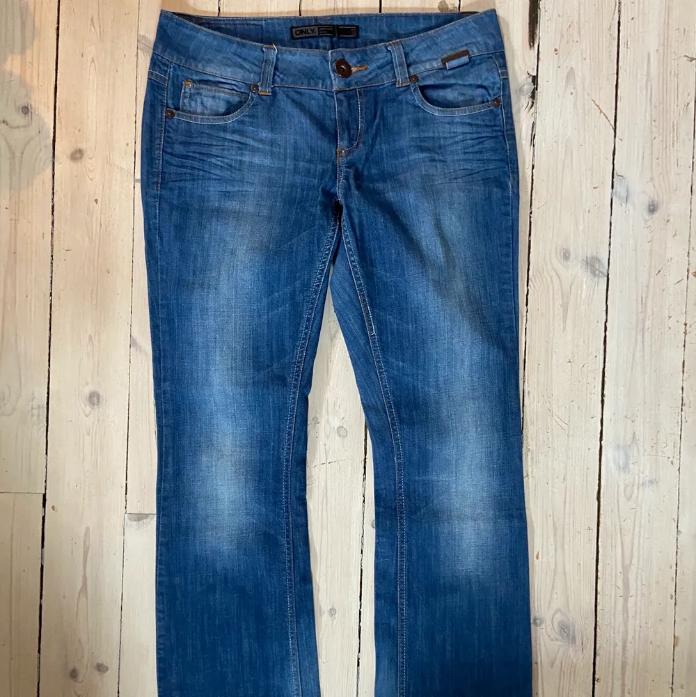 Lågmidjade jeans från only, jättefint skick. Storlek w31 l34, men skulle säga att de snarare är längd 31. Lagom långa på mig som är 164. Frakt tillkommer, kan annars mötas o i Stockholm. Midjemått ca 87cm.. Jeans & Byxor.