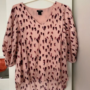 Rosa blus  - Jättefin blus i bra kvalité till våren och sommaren! Den är köpt från Lindex i stolek M. Jättefint skick!