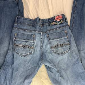 Jätte fina lågmidjade jeans i storlek 38 från Lindex tror jag. Skriv privat ifall du vill veta måtten. Jätte fint skick. Skriv privat om du är instresserad 