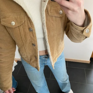 Manchester jacka med teddyfleece Strl S - INTRESSEKOLL på min supermysiga Manchester jacka med skönt teddy fleece inuti, varm och en aning oversized. Frakten kan variera mellan 30-100 kr ca.