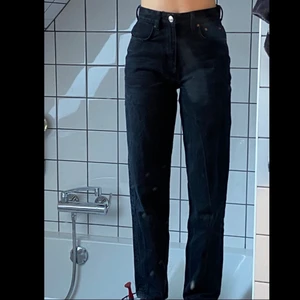 High waist jeans gina tricot  - Superfina svarta 90s high wais jeans i strl 32. Använda några gånger med jättefint skick! Nypris: 599kr mitt pris: 300kr 