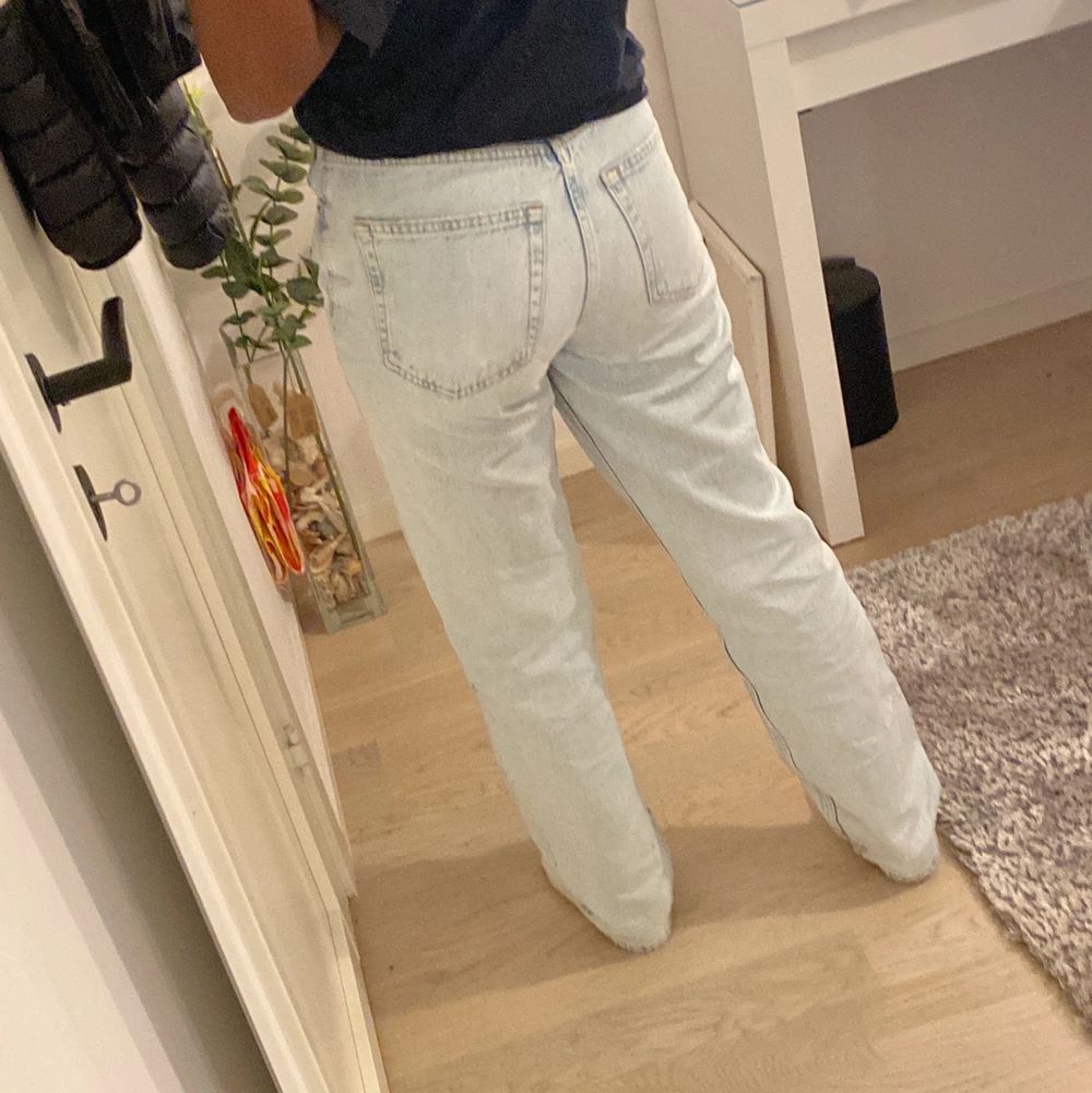 Säljer en av mina favorit jeans pga att jag har två likadana💕 Modellen är straight 90s jeans och dem är i bra skick✨ dem sitter jättebra på mig som är 160cm lång❤️ jag köpte dem för 600kr i höstas💕 om ni har fler frågor är det bara och fråga❤️. Jeans & Byxor.