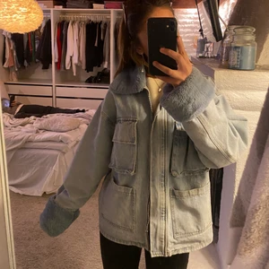 Jeansjacka med päls  - Jeansjacka med päls, jätte fin och använd 2-3 gånger. Säljer pgd av att den inte kommer till nån användning tyvär 😩 passar mig med xs- s, passar nog större beroende på hur man vill att den ska sitta.☺️