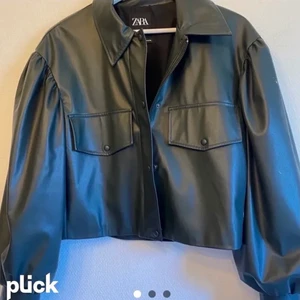 VÅRJACKA - Säljer denna skitsnygga skinnjacka från Zara⚡️⚡️ aldrig använd då den inte är min stil riktigt, men så cool! Köpt för ungefär 1 år sedan😇 