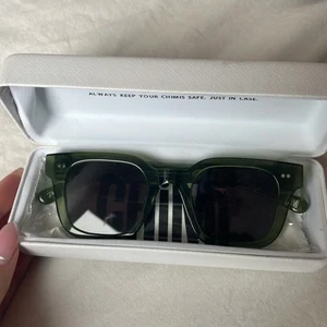 Chimi glasögon - Vill gärna byta dessa 004 Kiwi mot 004 Ecru, lånad bild och möts endast upp i Stockholm! Säljer de kanske vid bra pris💓 har dock tappat bort fodralet 