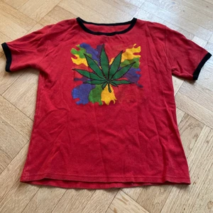 Tröja  - Konstnärlig T-shirt från punkt shop tror jag 