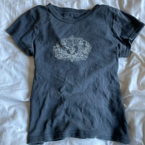 Brandy Melville tröja  - En äldre modell på brandy, tröja sparsamt använd. Mörk grå med beige  tryck på ny pris 220kr pris kan diskuteras. Jag skulle säga att den passar XXS-M 😻