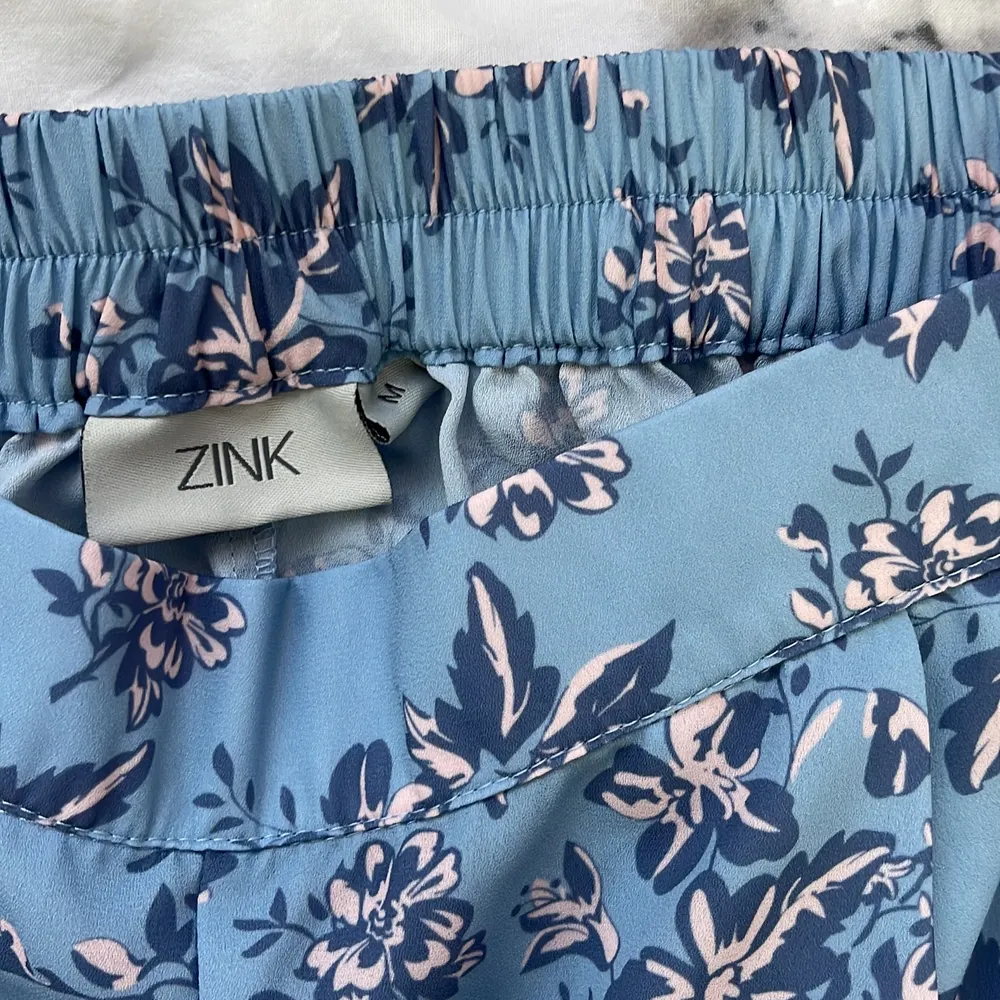 Helt ny och oanvänd, endast en gång. Märker är ZINK, storlek M. Jätte fin och passar bra till varma sommardagar!. Shorts.