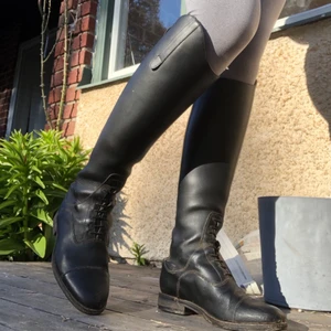 Ridstövlar - Ridstövlar i äkta läder. Märket är ”Verd cuiod” (fick de i present, därför vet jag inte så mycket om märke/inköp) och de är i bra skick. Använda sparsamt inom både hoppning och dressyr. Storlek 37. Måtten är 43 cm bak, 41 cm innerben och 45,5 cm yttersida ben. Uppblåsbara skydd för att hålla formen medföljer. Nypris 1500 kr, mitt pris kan diskuteras.