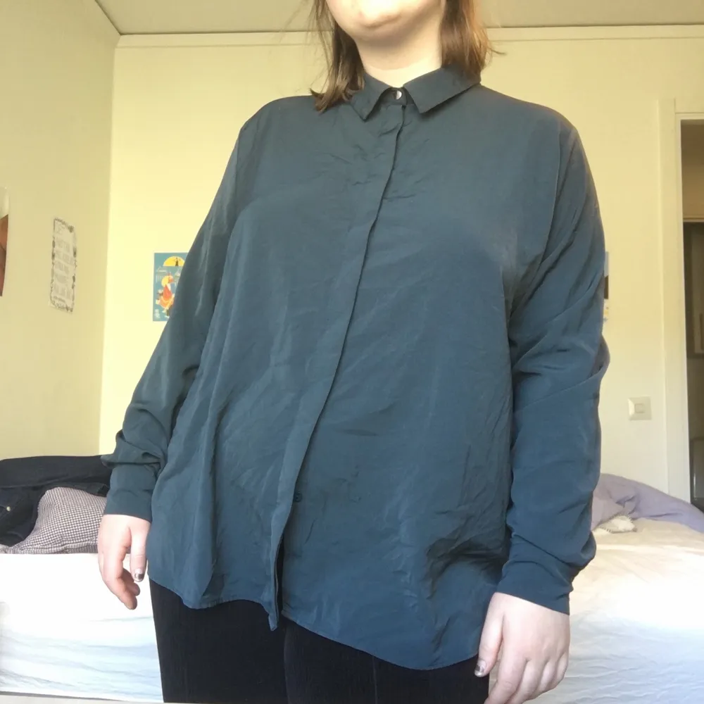 Mörkgrön skjorta i silkigt material. I fint skick. Från H&M. Färgen syns bäst på första bilden. I strl XL, true to size. Jag bär ofta L. . Skjortor.