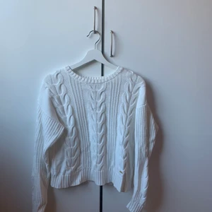 Stickad tröja  - Vit stickad tröja som inte kommer till användning längre. Storlek 158/164 men skulle säga att den passar en xs.