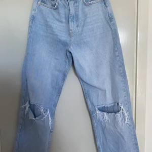 Baggy jeans  - Säljer ett par baggy jeans som tyvärr blivit för små på mig. Passar perfekt nu till våren/sommaren. De har en väldigt fin o ljus färg samt hål i knäna. Kan även fraktas men står inte för kostnad eller slarv. Skulle de va så att ni vill ha de postat på ett annat sätt är de bara att skriva. Ser lite dåliga ut på bilderna samt korta men de var svårt att få till en bra bild och byxorna är längre än va de ser ut. Men de sitter så sjukt fint på.