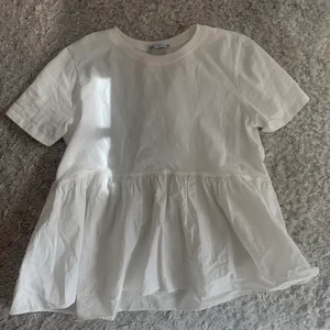 Vit t-shirt med volang  - Jättefin topp men som inte har kommit till användning så mycket, köptes för 200kr men säljer för 100kr☺️frakt ingår inte och betalning sker via swish (lånad bild, men fler bilder går att skickas vid intresse) 