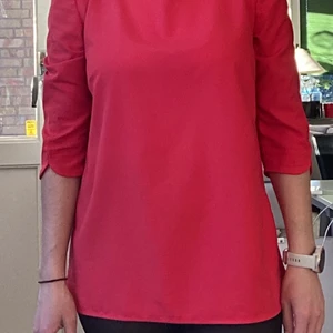 Lång satin röd blus M - Jättefin satin röd blus. Jag använder den på formal möter liksom konferenser.