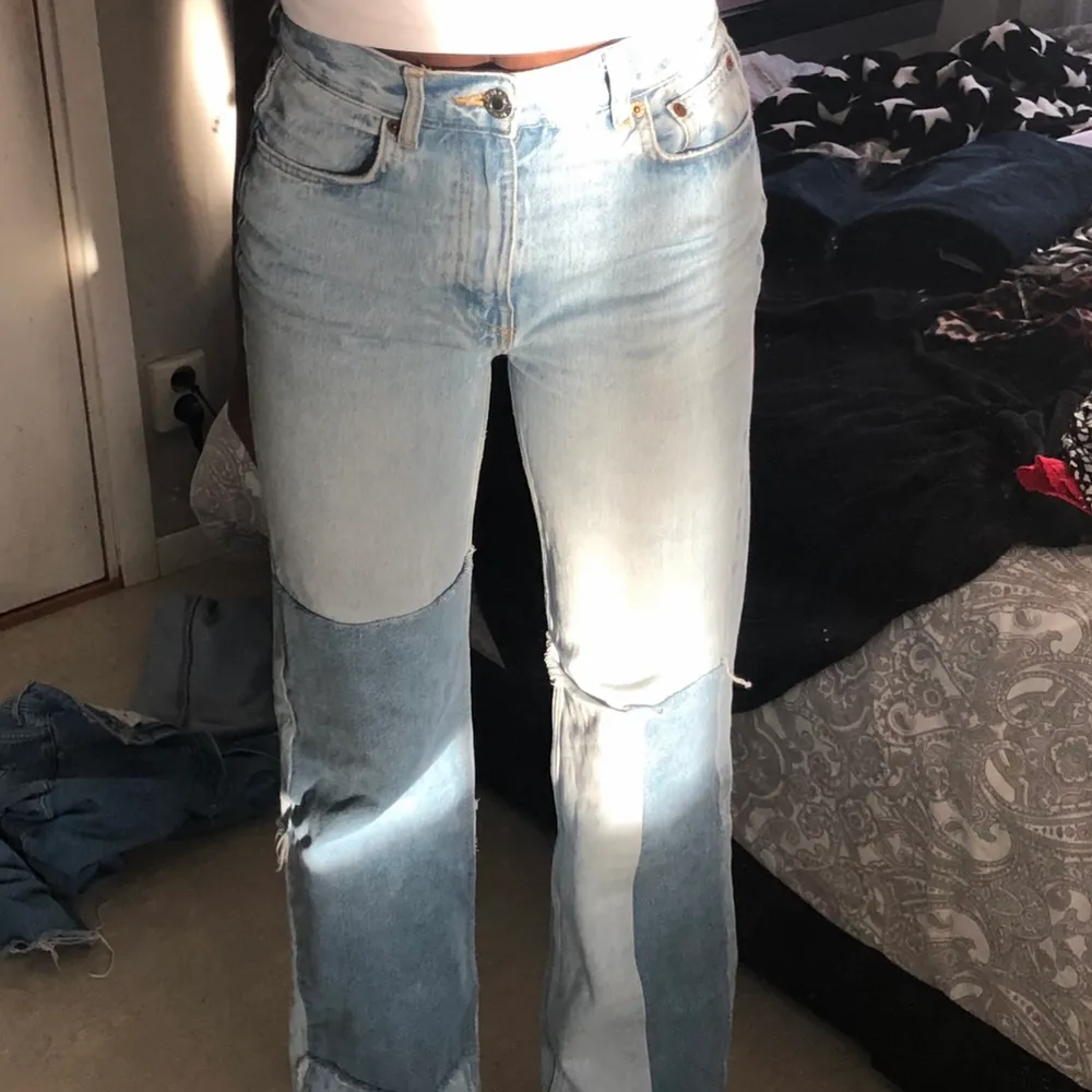 Långa och raka jeans från Pull&Bear, inget fel på de förutom det på sista bilden vilket knappt syns när man har på sig de. . Jeans & Byxor.