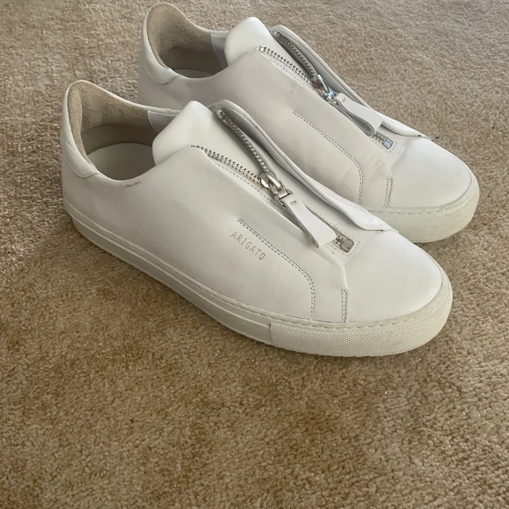 Vita arigato skor i bra skick. Har använt en gång så de är i stort sett helt nya. . Skor.