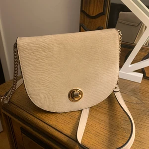 Handväska - En handväska. Säljer pga att jag inte använder den lika mycket längre. Har inga defekter och är använd några gånger men är ändå i otroligt bra skick. Köpt för 400kr, säljer för 100kr, skriv privat om ni vill ha lite mer bättre bilder på hur den sitter på💗