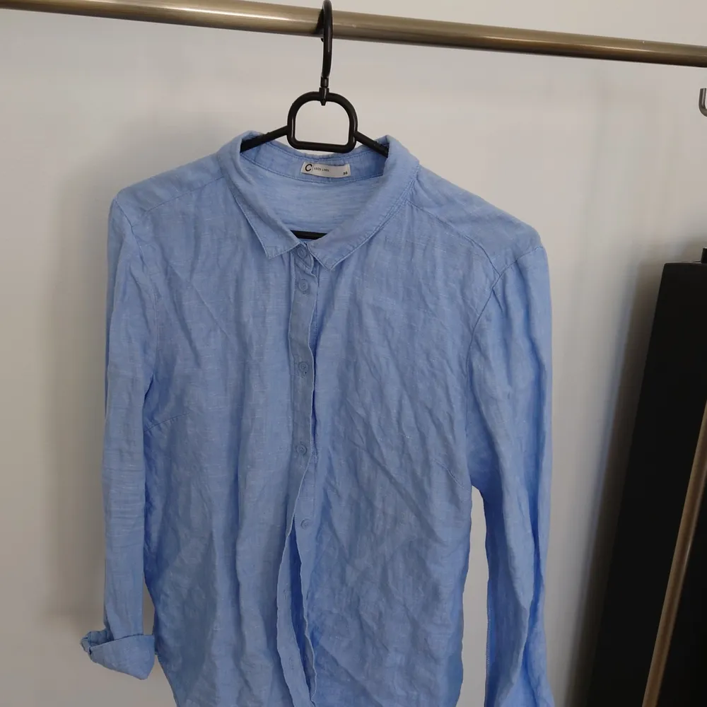 Blå lin skjorta från cubus . Skjortor.