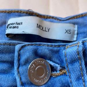Blåa skinny jeans i storlek xs köpta från Gina och använda 3 gånger. Köpte för 300 säljer för 200kr hör av er så kan vi höras om priset och bilder på eller andra frågor 🤍