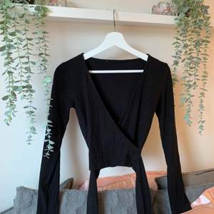 Säljer denhär svarta v-ringade töjbara tröja ifrån Zara, storlek S. Lite större vid brusten (runt c kupa) och knytbar💗
