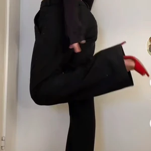 Lågmidjade kostymbyxor - Så snygga kostymbyxor, LIKNAR dom som @alvablomdahl har, tyvärr förstora för mig💕 den översta knappen sitter löst har gjort en tillfällig lösning men inget som är svårt att kunna fixa själv liksom, lappen sitter kvar tsm med en extraknapp💕storlek 38