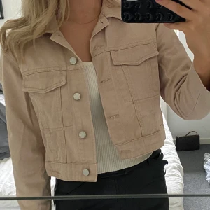 Cropped beige jeansjacka - Cropped beige jeansjacka, iprincip aldrig använd alltså nyskick