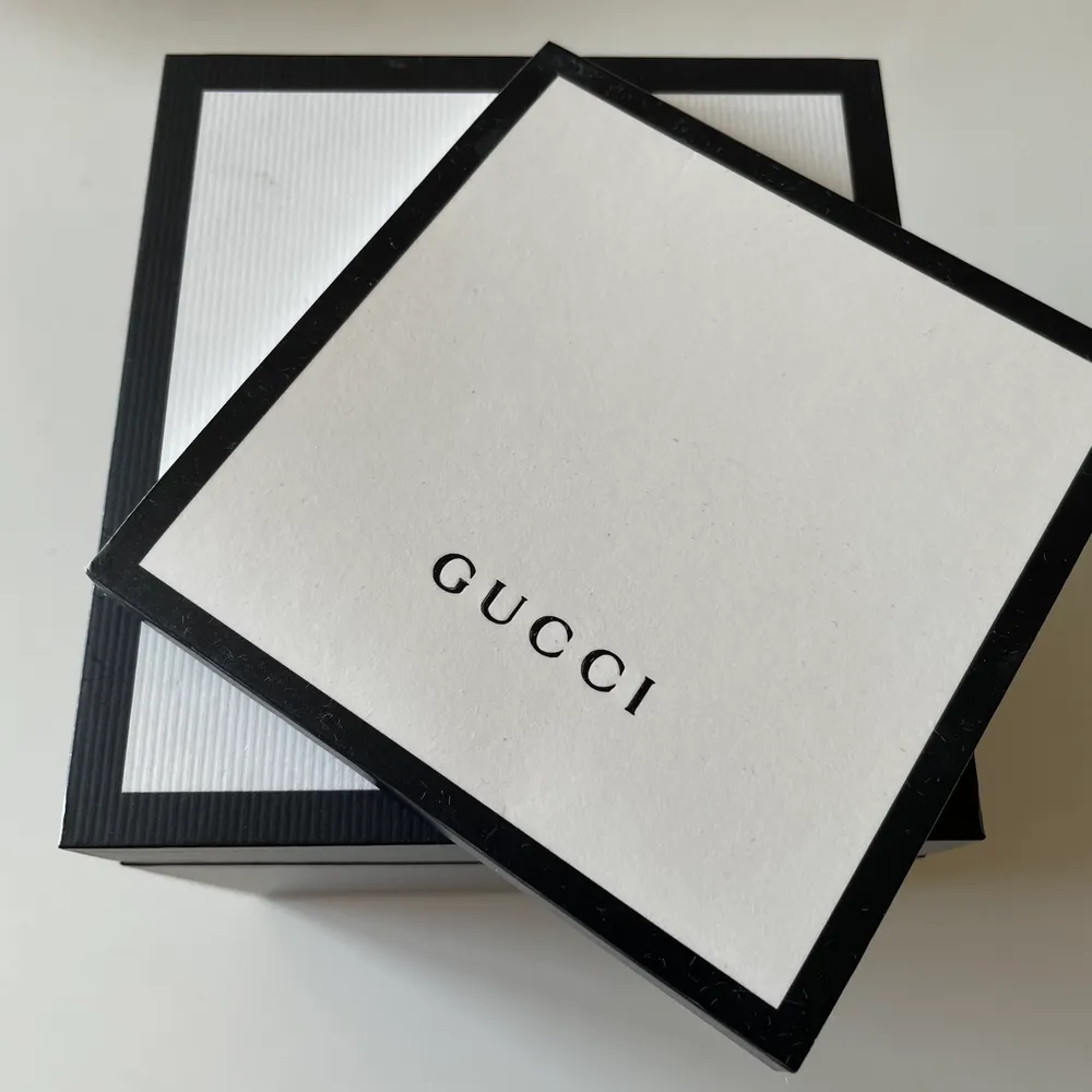 Gucci klocka Modell: YA125513 Original pris: 9100kr con: 9 av 10 Säljer den nu pga lite användning. Sällsynt i Sverige. Original box, orginal prislapp och äkthetsbevis medföljer.. Accessoarer.