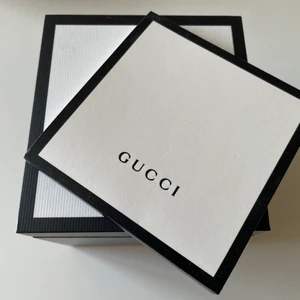 Äkta Gucci klocka  - Gucci klocka Modell: YA125513 Original pris: 9100kr con: 9 av 10 Säljer den nu pga lite användning. Sällsynt i Sverige. Original box, orginal prislapp och äkthetsbevis medföljer.