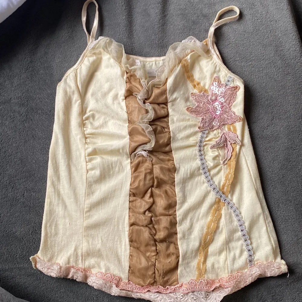 Detta är ett linne jag fått av min farmor från saint tropel, finns inte i butik längre och säljer dem då den inte kommer till användning.❤️. Toppar.
