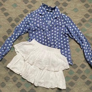 Prickig skjorta - Prickig skjorta från bikbok💗 Såå fin och passar perfekt till sommaren passar xs-m💗