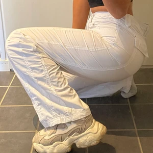 Sneakers - Sneakers köpta i Japan. Väldigt chunky sula och sköna att gå i. Lite småfläckar men i gott skick. Osäker på om det blir 66/99 kr frakt men kan kollas upp vid intresse.