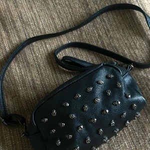 Väska - As cool väska med dödskallar på!!!! Älskar denna väskan, men använder den aldrig. Så ball, och väldigt rymlig. ❤️