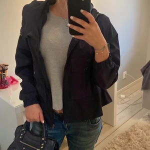 Marinblåa vårjacka - Säljer denna as snygga marinblåa jacka från Zara, som är så himla snygg men kommer inte till användning. Den är precis som ny! Passar alla mellan Xs-L då de går att justera där bak 💕💕💙💙💙💙